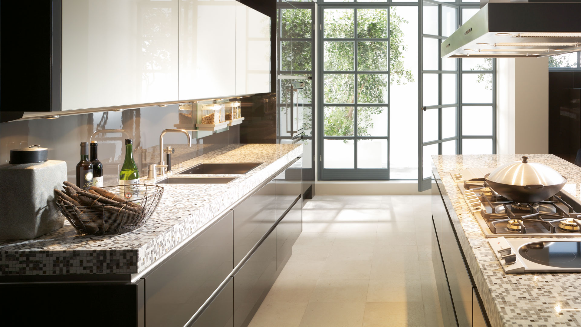 SieMatic Historie 2005: Wohnliche und repr?sentative SieMatic SL 909 mit MosaicDesign Arbeitsplatte.